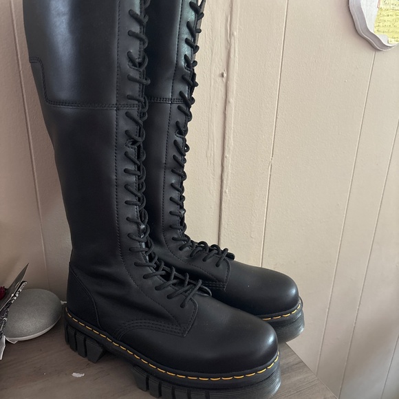 Dr. Martins/Doc Martins Audrick Platform Boots. - Picture 2 of 5
